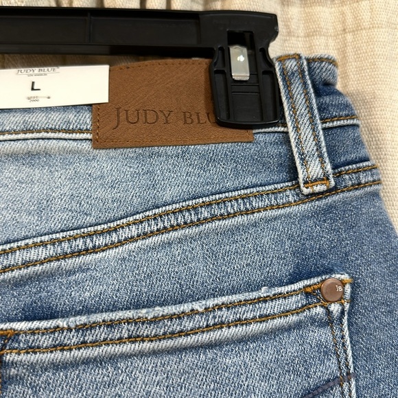 Judy Blue HW jean short. Inseam 5” front rise 10.5”. Listing is for a 3X. 15276 - Picture 7 of 7